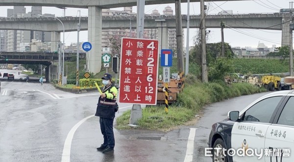 ▲配合清明連續假期，平鎮警分局將在國道一號中壢南下匝道實施高乘載措施，員警在路口提醒用路人配合。（圖／記者沈繼昌翻攝）