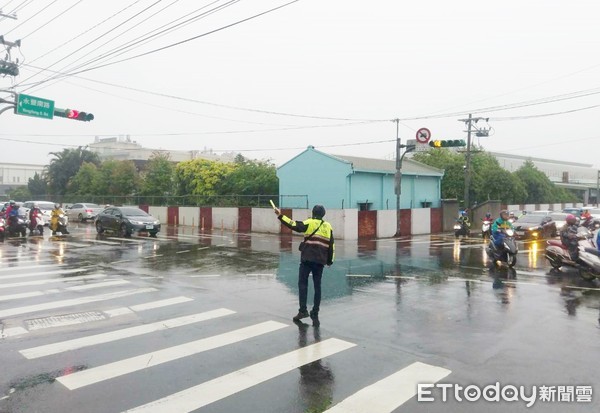 ▲配合清明連續假期，八德警分局將重要道路派遣警力交通管制書，籲請用路人配合。（圖／記者沈繼昌翻攝）