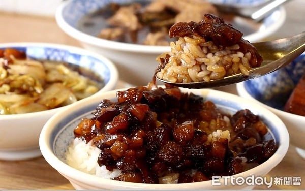 ▲小王煮瓜。（圖／記者黃士原攝）