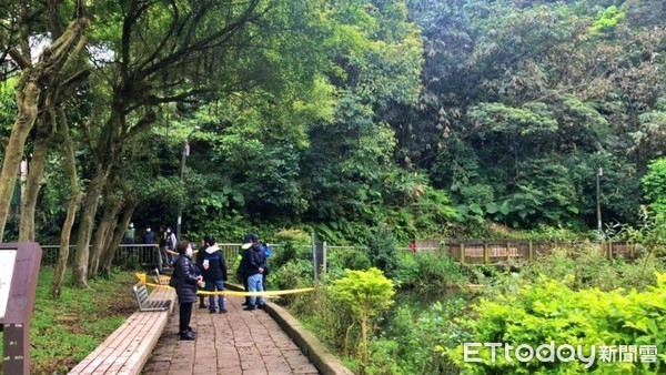 ▲罹癌女墜金龍湖載浮載沉溺斃 丈夫悲痛見愛妻已成冰冷遺體。（圖／記者郭世賢翻攝）