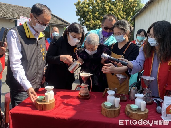 ▲雲林縣長張麗善握著樹火阿嬤的手，藉由溫水一圈一圈緩慢地注入，沖泡出專屬阿嬤的咖啡香氣。（圖／記者蔡佩旻攝）