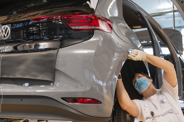 福斯宣布不再開發新燃油引擎　直言品牌2030年電動車銷售佔比將達7成（圖／達志影像／美聯社）