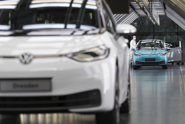 福斯宣布不再開發新燃油引擎　直言品牌2030年電動車銷售佔比將達7成（圖／達志影像／美聯社）