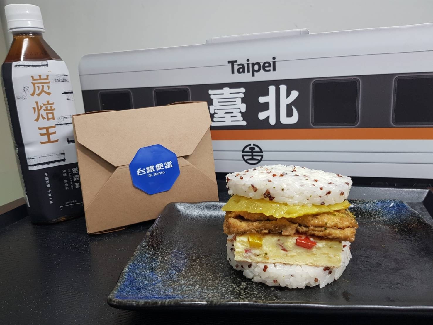 ▲▼台鐵新推出鳳梨米漢堡。（圖／台鐵）