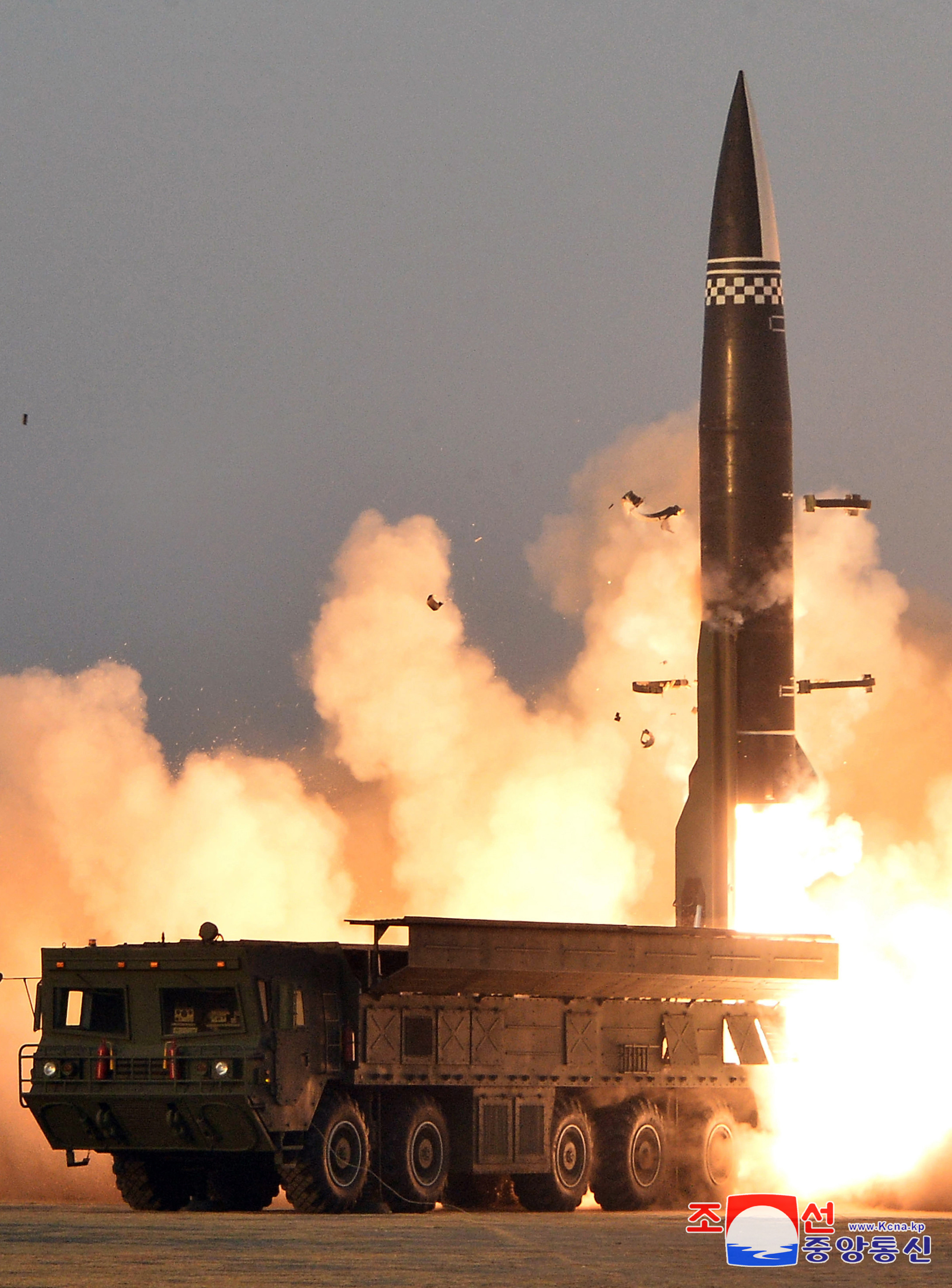 ▲▼北韓官媒公開3月25日試射2枚新型戰術誘導飛彈畫面，據稱其飛行600公里。（圖／達志影像）