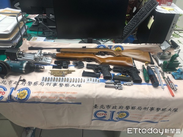 ▲▼北市刑大在新北市泰山區逮捕改槍嫌犯，查獲自製的「迷你掌心雷」。（圖／記者邱中岳翻攝）