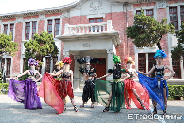 ▲台南市長榮女中舉辦成果展，美容科、時尚造型科學生在校園走秀，餐飲及觀光科學生則擺攤，更開發鳳梨中西餐及創意飲調展創意。（圖／記者林悅攝，下同）