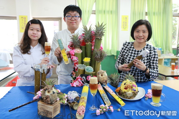 ▲台南市長榮女中舉辦成果展，美容科、時尚造型科學生在校園走秀，餐飲及觀光科學生則擺攤，更開發鳳梨中西餐及創意飲調展創意。（圖／記者林悅翻攝，下同）