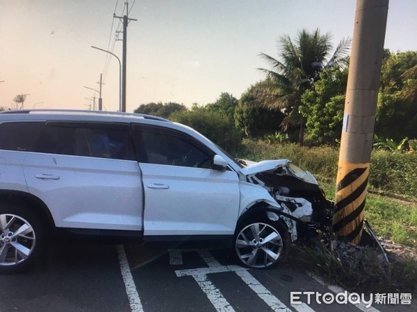 ▲46歲蘇姓男子開車行經北安路遇台江大道路口右轉沒多久，失控自撞路邊電線桿，安全氣囊爆開，人無受傷，警方依法受理。（圖／記者林悅翻攝，下同）