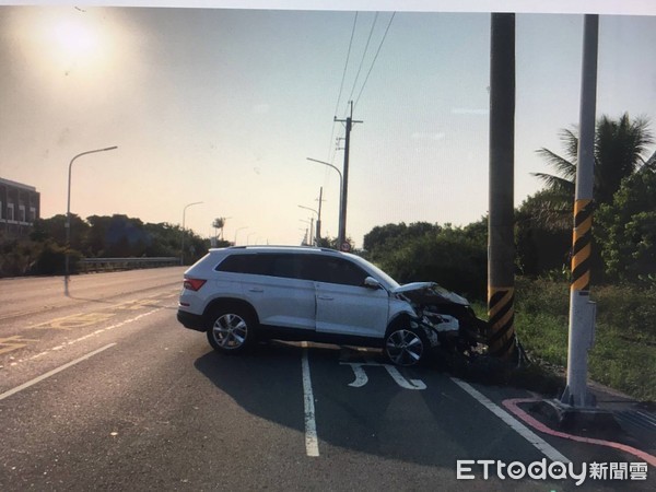 ▲46歲蘇姓男子開車行經北安路遇台江大道路口右轉沒多久，失控自撞路邊電線桿，安全氣囊爆開，人無受傷，警方依法受理。（圖／記者林悅翻攝，下同）