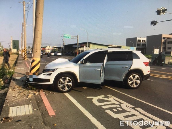 ▲46歲蘇姓男子開車行經北安路遇台江大道路口右轉沒多久，失控自撞路邊電線桿，安全氣囊爆開，人無受傷，警方依法受理。（圖／記者林悅翻攝，下同）