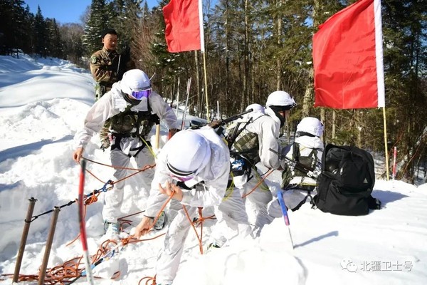 ▲參賽士兵行軍過程中得完成11項考核。（圖／翻攝北疆衛士公眾號）