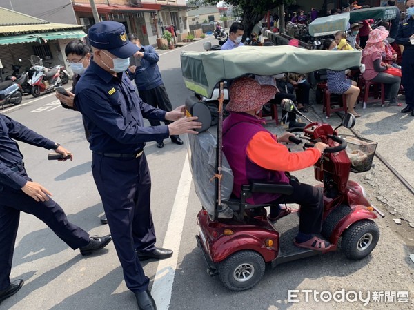 ▲今雲林縣警局局長、義交大隊長等人幫長者腳踏車安裝警示燈，點亮長者行的安。（圖／記者蔡佩旻翻攝）