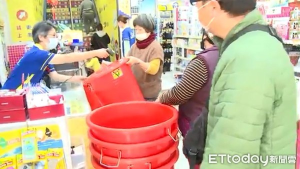▲台中五金賣場湧現消費者搶買大型儲水桶。（圖／民眾提供）