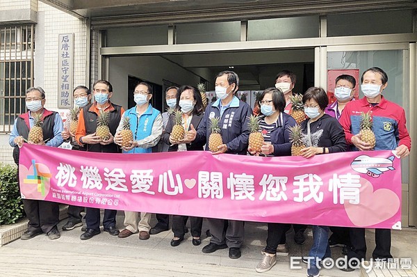 ▲台灣鳳梨進入盛產季節，桃機公司採購330箱鳳梨給桃園機場大園區長者與弱勢分享。（圖／記者沈繼昌翻攝）