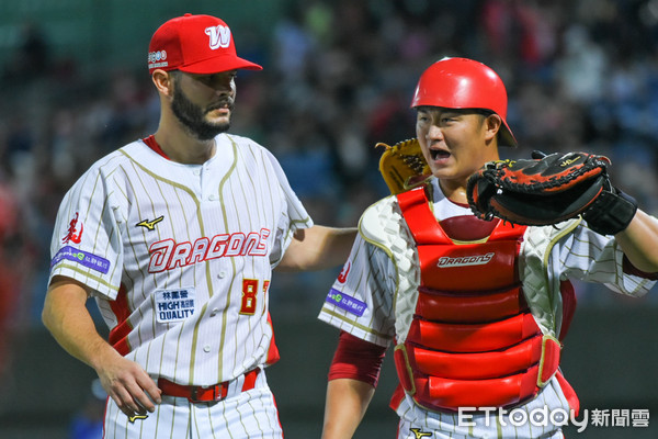 ▲味全龍投手布里悍、捕手蔣少宏。（圖／記者林敬旻攝）