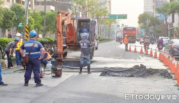 桃園中山路自來水管爆裂水公司緊急施工搶修警籲民眾改道 Ettoday社會新聞 Ettoday新聞雲