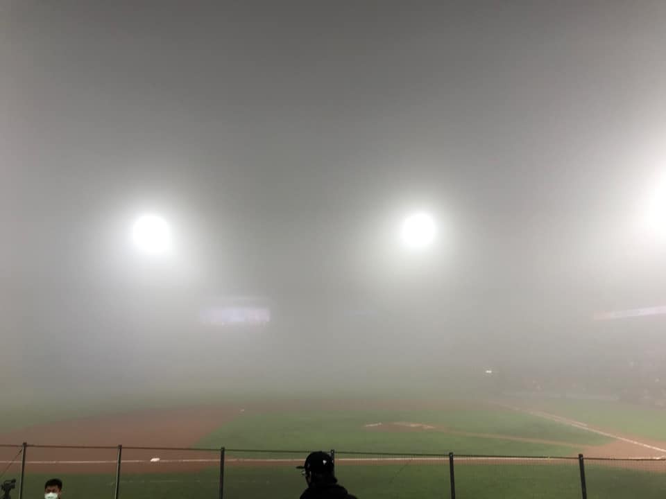 ▲▼濃霧壟罩桃園國際棒球場。（圖／翻攝CPBL 中華職棒臉書）