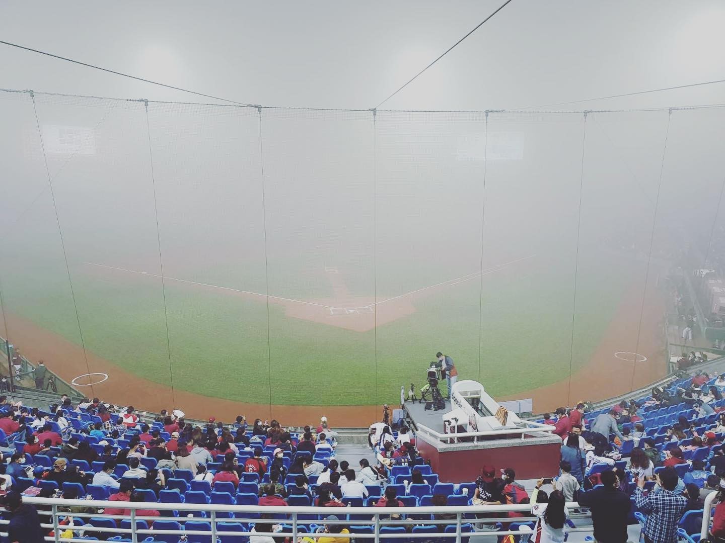 ▲▼濃霧壟罩桃園國際棒球場。（圖／翻攝CPBL 中華職棒臉書）