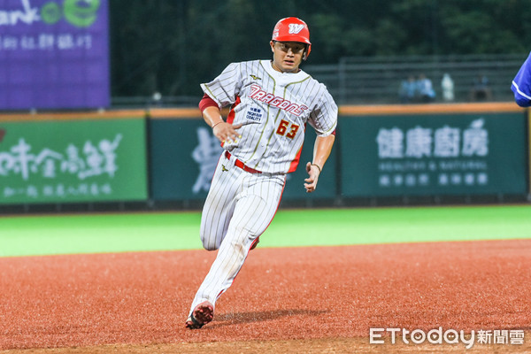 ▲味全龍蔣少宏跑回第一分。（圖／記者林敬旻攝）