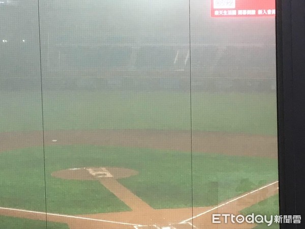 ▲桃園國際棒球場大霧。（圖／記者陳立勳攝）