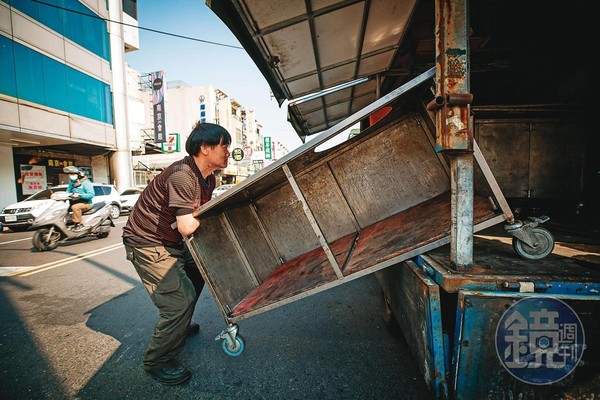 擺攤前，林建民會先將超過20公斤的攤車從貨車上搬到路邊，再慢慢組裝。