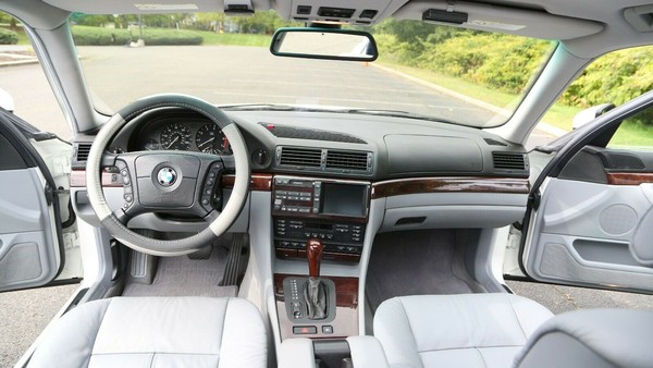 ▲21歲BMW老大七拍賣開天價 。（圖／翻攝自ebay）