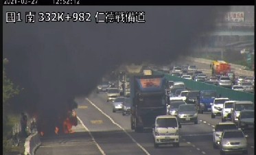 ▲國道一號南下仁德系統25日驚傳火燒車。（圖／翻攝高工局）