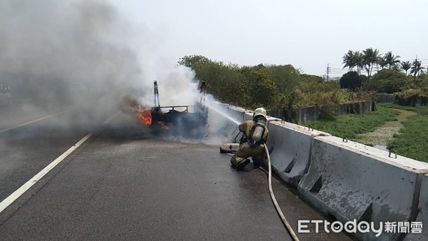 ▲國道一號南下仁德系統27日驚傳火燒車。（圖／記者林悅翻攝）