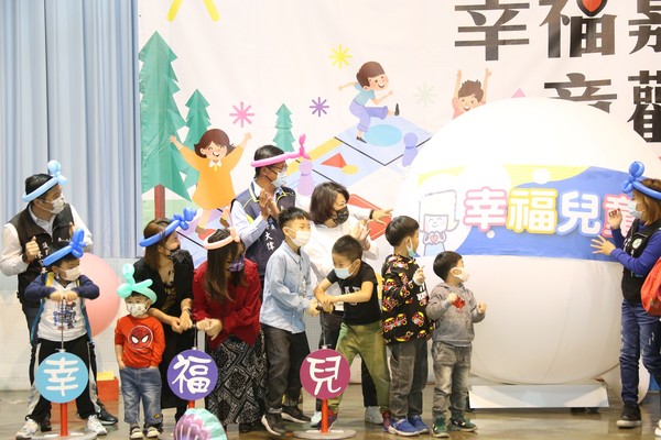 ▲市長黃敏惠與孩子們一起趣味闖關歡慶兒童節。（圖／嘉義市政府提供）