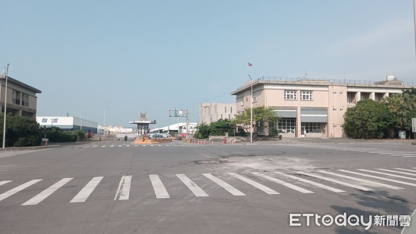 ▲▼長榮海運又出包！「長雅輪」煙囪被撞歪　慘卡台北港。（圖／記者陳豐德翻攝）