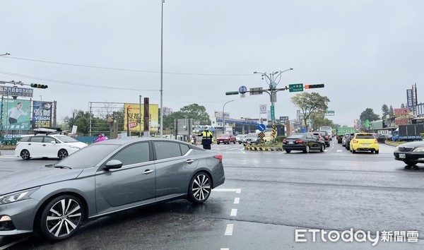 ▲配合清明連續假期，龍潭警分局在龍潭交流道附近主要路口實施交通疏導。（圖／記者沈繼昌翻攝）