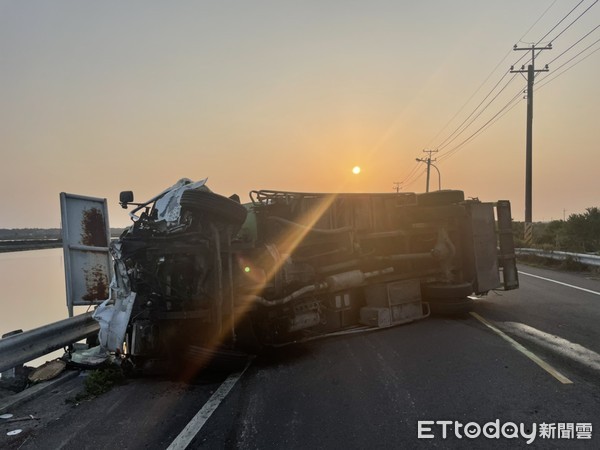 ▲台南市安南區安清路一段往焚化爐方向，27日下午發生小貨車與垃圾車車禍，造成2車翻覆，兩車駕駛人受困，經消防人員搶救脫困，將車禍3名傷者送醫救治。（圖／記者林悅翻攝，下同）