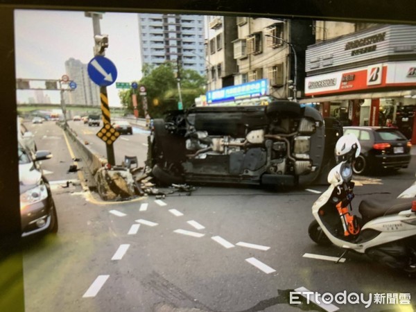 ▲▼快訊／開到睡著！21歲男自撞「秀朗橋分隔島」翻車。（圖／記者陳豐德翻攝）