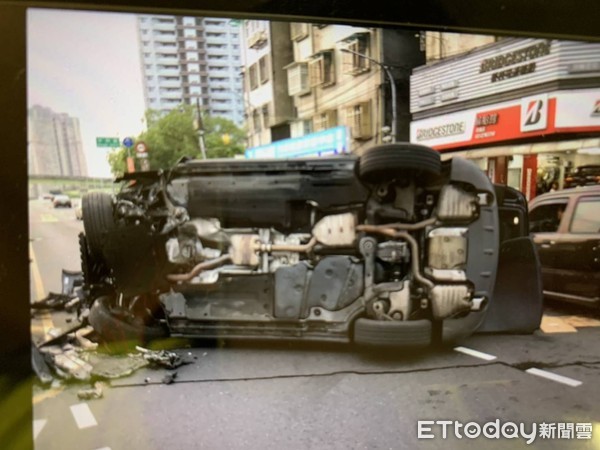 ▲▼快訊／開到睡著！21歲男自撞「秀朗橋分隔島」翻車。（圖／記者陳豐德翻攝）