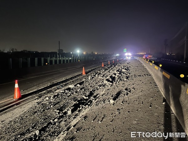 ▲台61線半聯結車淤泥沿路狂灑，路過車輛打滑連環撞還翻肚。（圖／記者游瓊華翻攝）