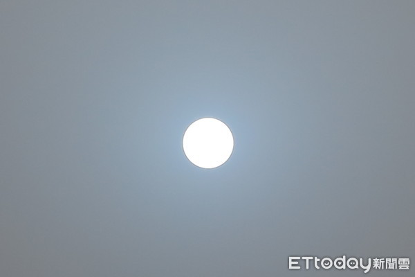 ▲▼北京2021年3月28日沙塵天氣，藍太陽。（圖／記者陳政錄攝）