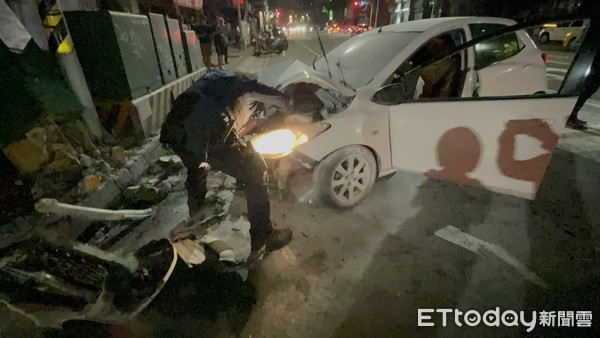 ▲高雄市左營區一起重大車禍，肇事駕駛涉嫌酒駕，整個車頭都消失不見             。（圖／記者吳世龍攝）