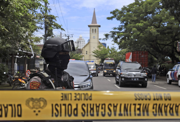 ▲▼印尼南蘇拉威西省首府錫江（Makassar）教堂發生爆炸，警方已拉起封鎖線。（圖／達志影像／美聯社）