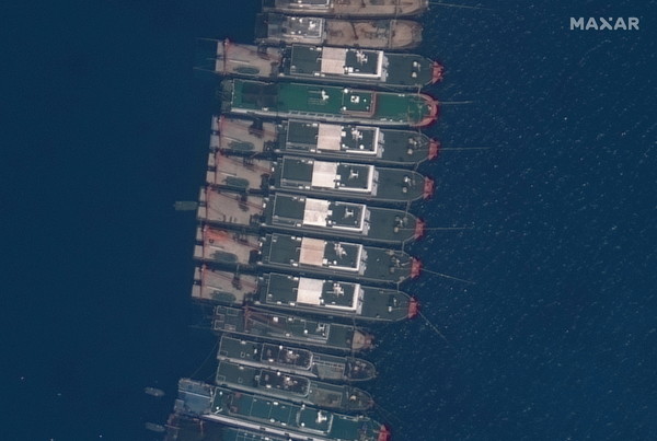 ▲▼中國籍漁船進入南海牛軛島海域，該區距馬尼拉200英哩，屬菲國經濟海域。（圖／路透社）