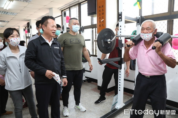 嘉義縣市首座樂齡健身房啟用　85歲阿公扛槓鈴臉不紅氣不喘 | ETtod