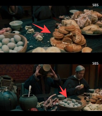 ▲《朝鮮驅魔師》明明是朝鮮時代，桌上卻出現月餅、皮蛋等中國食物。（圖／翻攝自SBS）