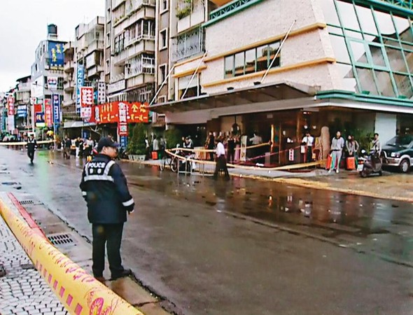 槍擊案發生後，警方在餐廳門口圍起封鎖線採證。（東森新聞提供）