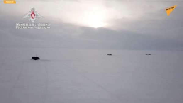 ▲俄羅斯海軍首度在北極海域完成3艘核潛艦同時破冰上浮任務。（圖／翻攝俄羅斯衛星通訊社）