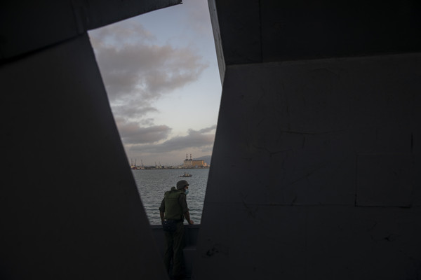 ▲▼一名以色列士兵站在地中海的一艘船上守衛。（圖／達志影像／美聯社）