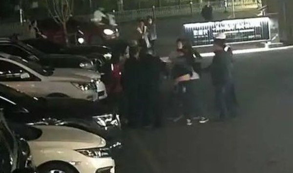 生日撞車6悍女當街大吵！　員警上前竟被「女壽星」打斷2根肋骨。（圖／翻攝自錢江晚報）