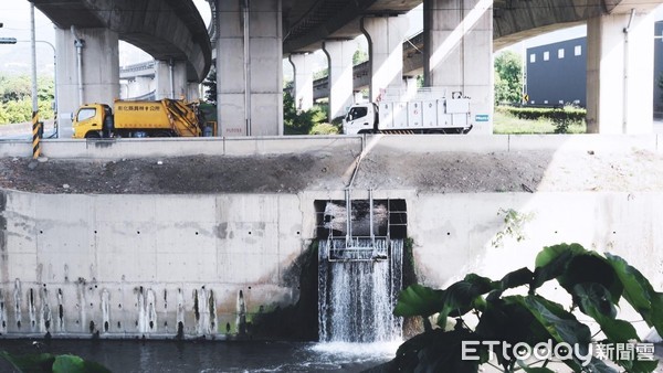 ▲員林清潔隊利用八卦山隧道口湧泉。（圖／記者唐詠絮翻攝）