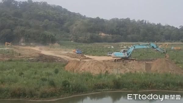 ▲▼苗栗明德水庫蓄水量只剩約1成，集水區儼然成了一片大草原；30日上午國軍支援明德水庫疏濬工程舉行開工典禮。（圖／記者黃孟珍翻攝）