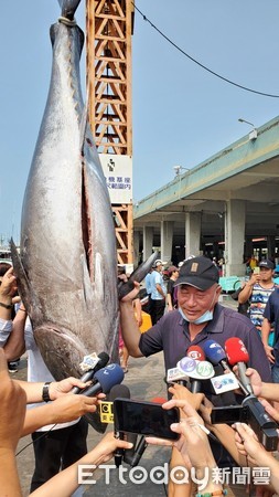 ▲琉球籍滿吉財號漁船捕獲2021屏東第一鮪             。（圖／東港區漁會提供，以下同）