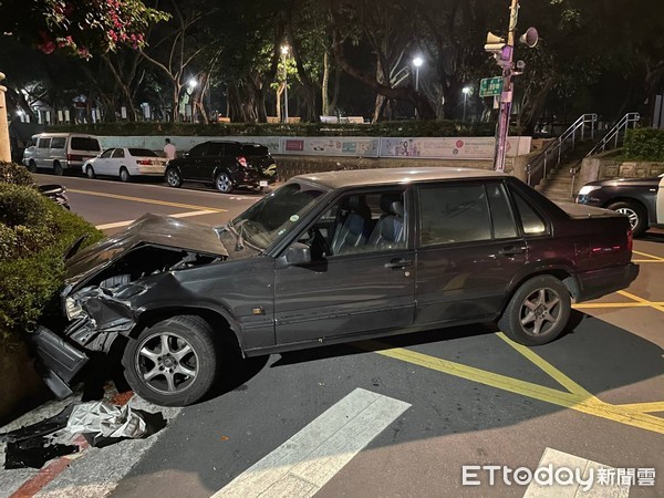 ▲南港區29日晚間發生一起民眾酒駕衝撞路邊5汽機車的交通事故。（圖／記者張君豪翻攝）